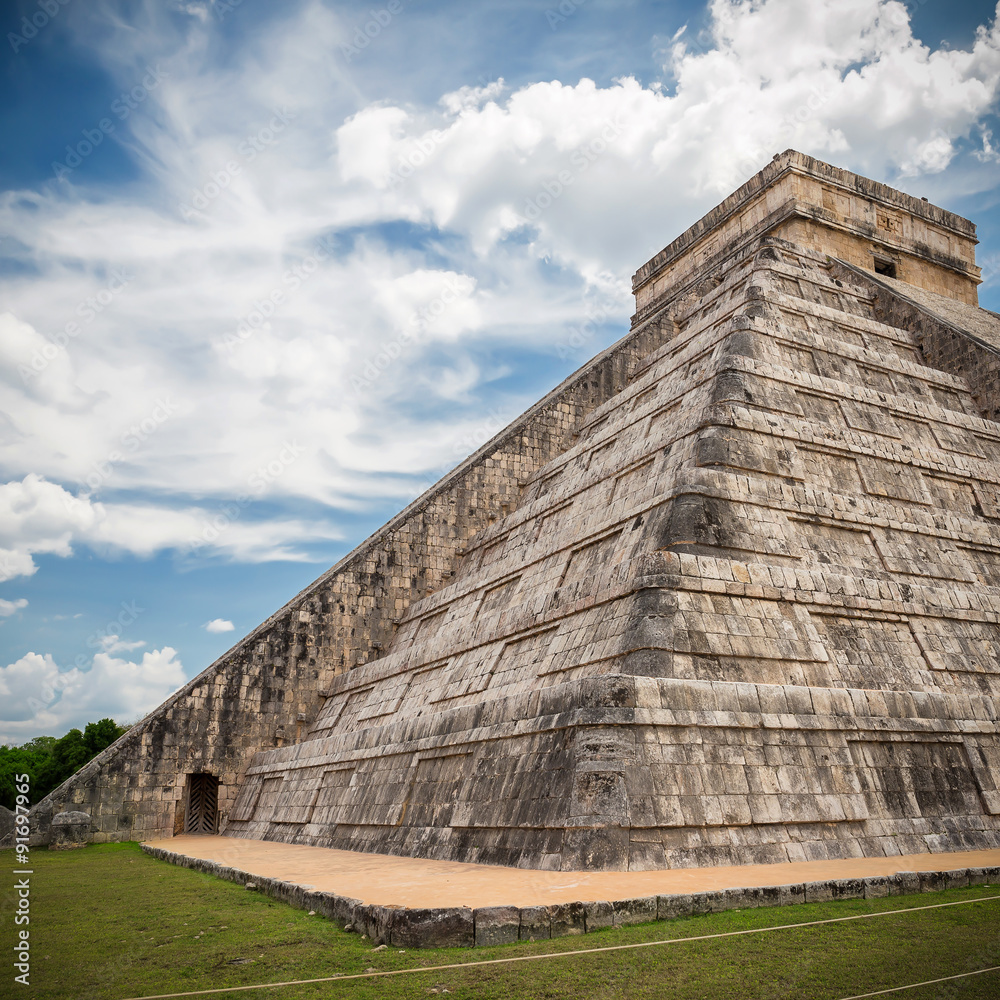 Chichen Itza, mayan pyramid in Yucatan, Mexico Chichen Itza, mayan pyramid in Yucatan, Mexico