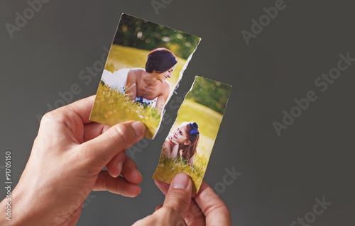 Cuadro en lienzo torn photo of mother and child. Separation concept