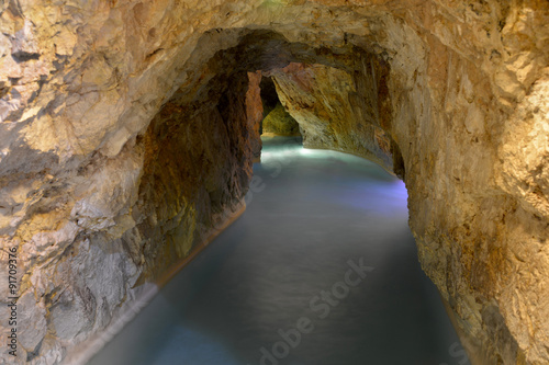 Foto cave with thermal water