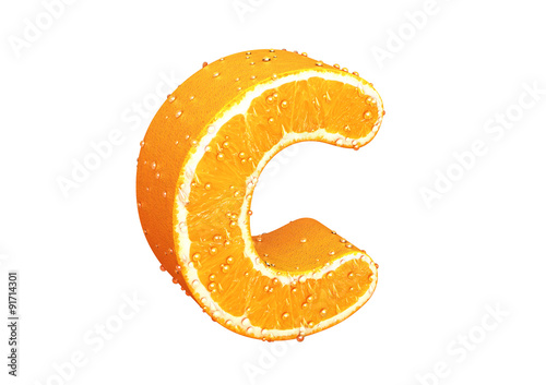 Litera c zrobiona z pomarańczy z delikatnymi kroplami wody (Część całego aflabetu) (ID: 91714301)