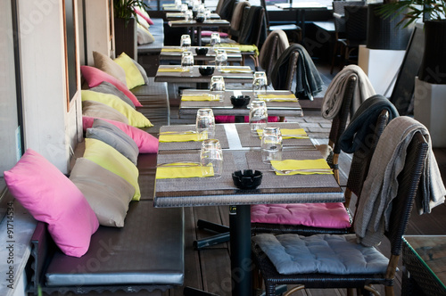 terrasse de restaurant avec coussins de couleur et couvertures photo
