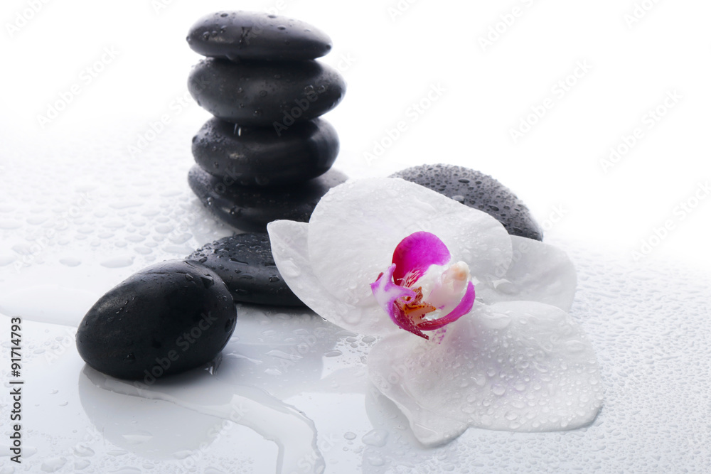 Obraz premium Białe kamienie Orchid i spa na białym tle