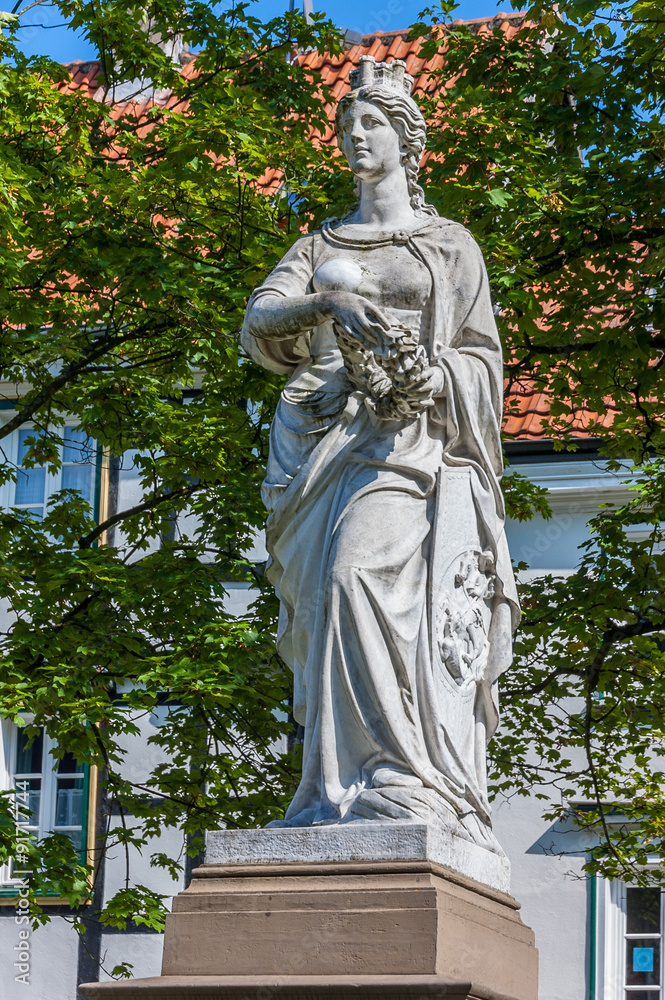 Fototapeta premium 4128 Hattingen - Statue am Kirchplatz