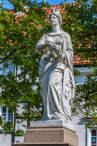 4128 Hattingen - Statue am Kirchplatz