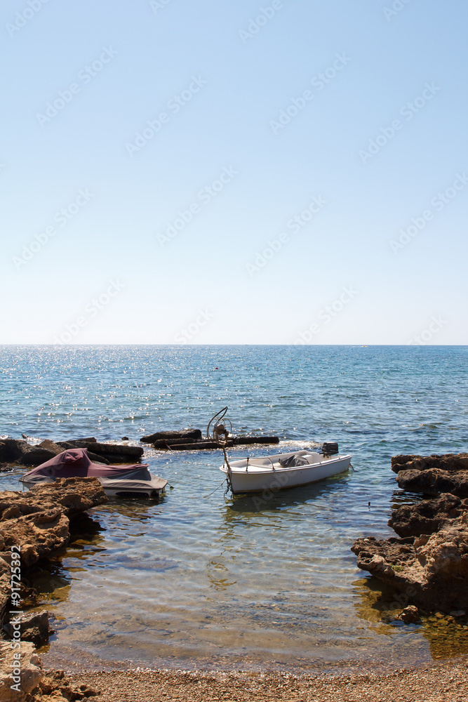 Кипр. Протарас. Рыбацкие лодки стоят на якоре в бухточке.