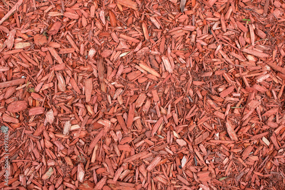 Fototapeta premium rote Holzhackschnitzel (red wood chips)