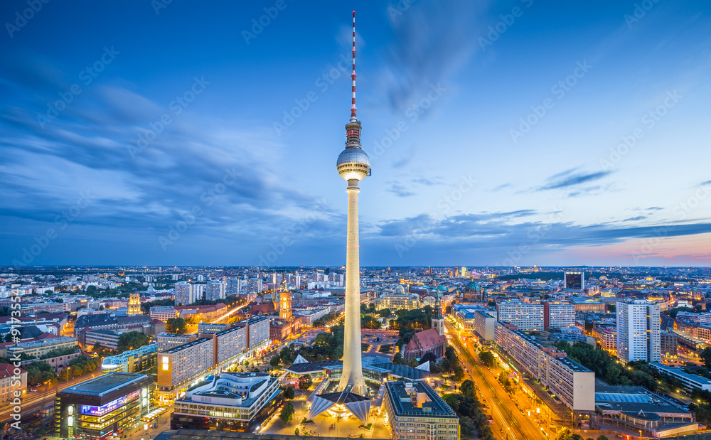Naklejka premium Panoramę Berlina z wieżą telewizyjną na Alexanderplatz w nocy, Niemcy
