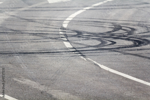 Canvas-taulu Emergency braking tracks on the highway