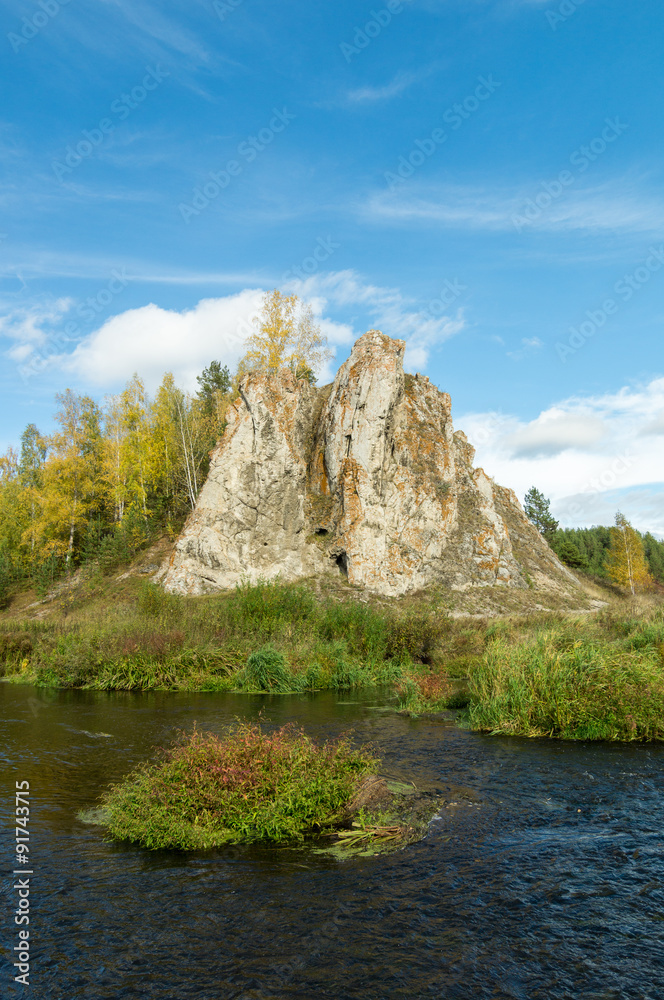 Fototapeta premium пейзаж со скалой на берегу реки осенью