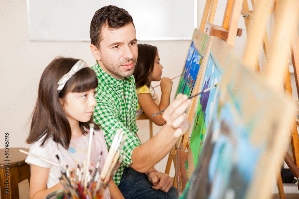 Obraz premium Art teacher helping a student