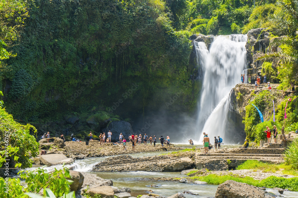 Fototapeta premium tegenungan water fall