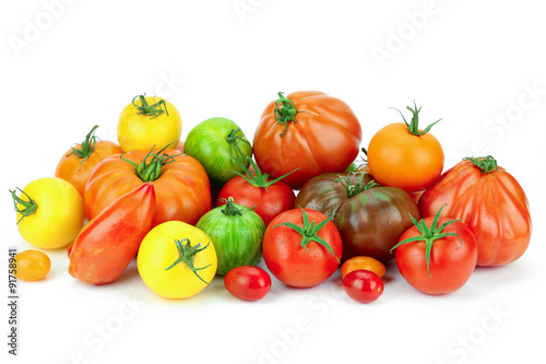 tomates multicolores sur fond blanc