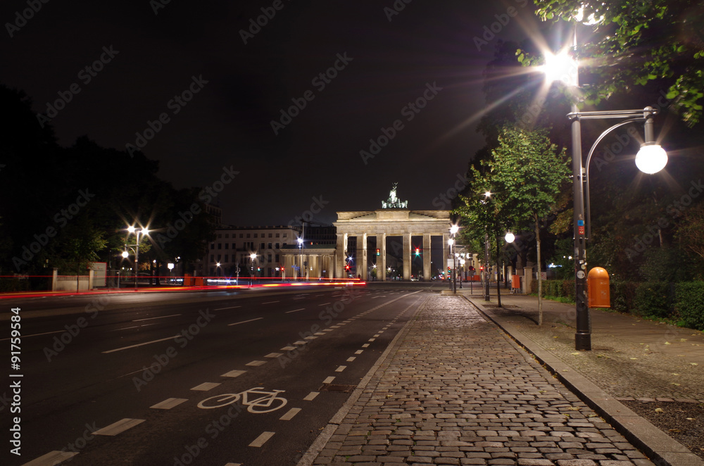 Fototapeta premium rückseite des brandenburger tor bei nacht