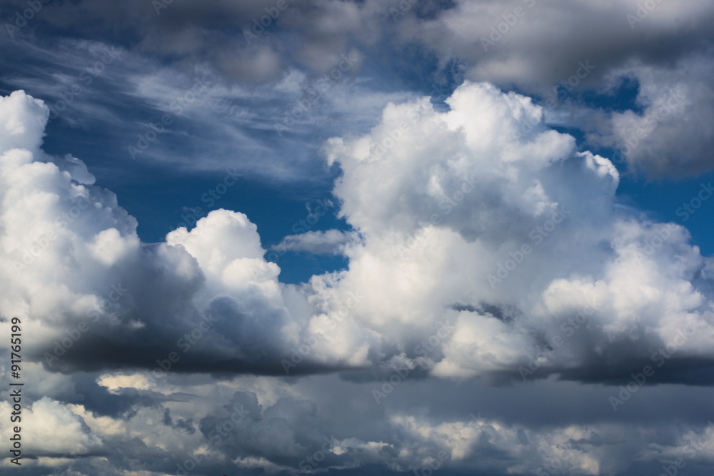 Obraz premium Chmury na niebie.
