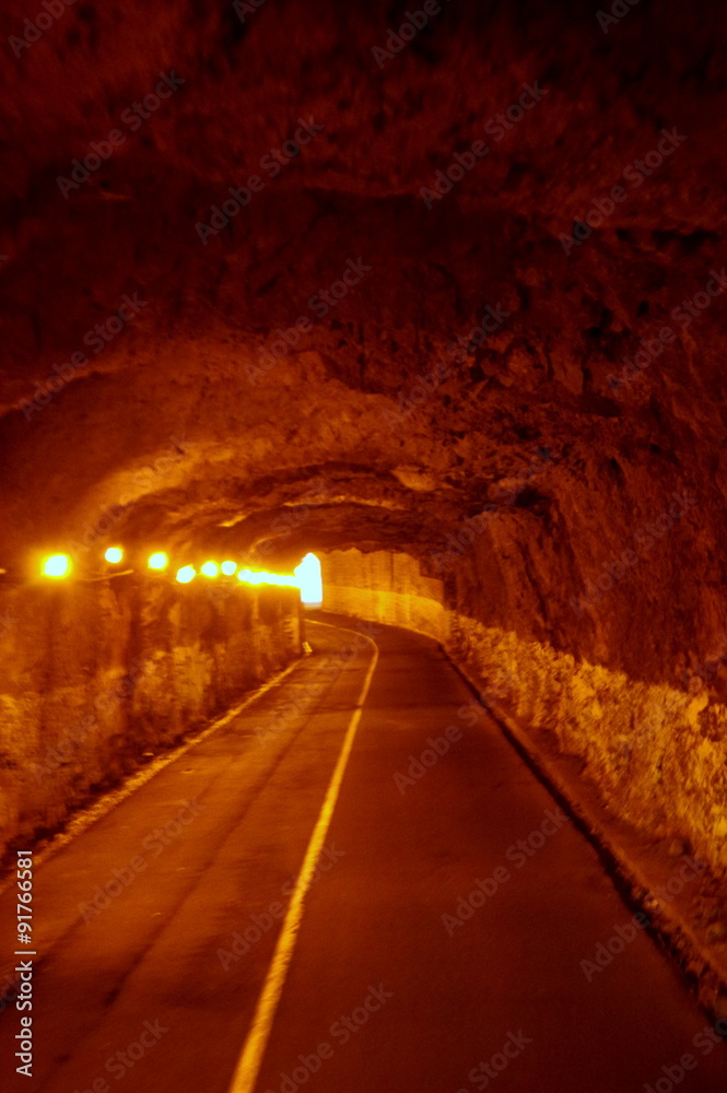 przejazd tunelem wydrążonym w litej skale - madera