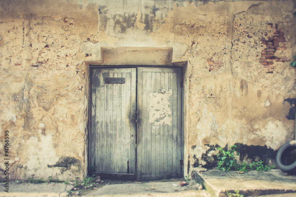 Fototapeta premium Door disintegrated vintage style