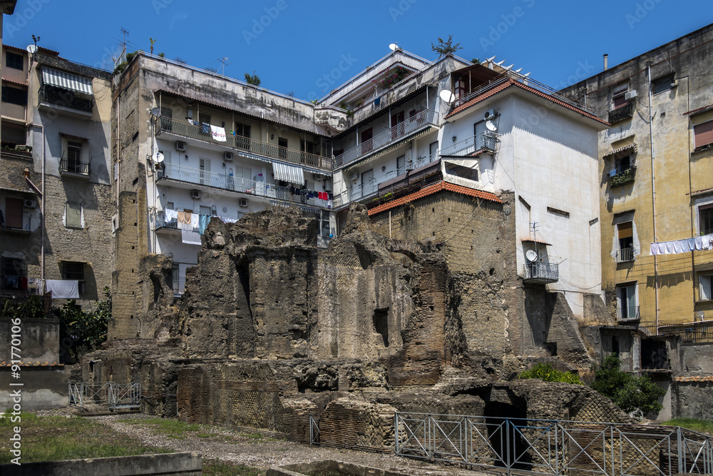 Obraz premium Ancient Roman ruins in the Naples neighborhood