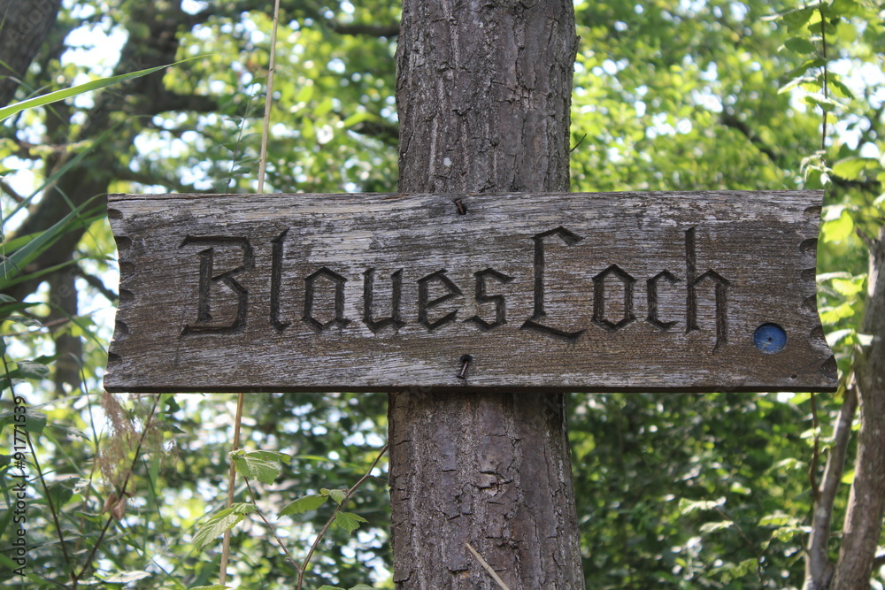 Holztafel mit der Aufschrift Blaues Loch