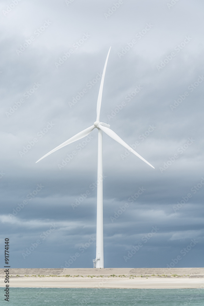 Windkraftanlage am Meer