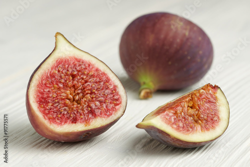 Fototapeta Naklejka Na Ścianę i Meble -  fresh figs on white wooden background