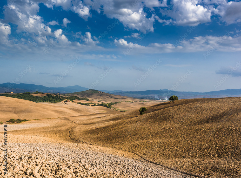 Obraz premium Beautiful autumn fields and panorama of Italy