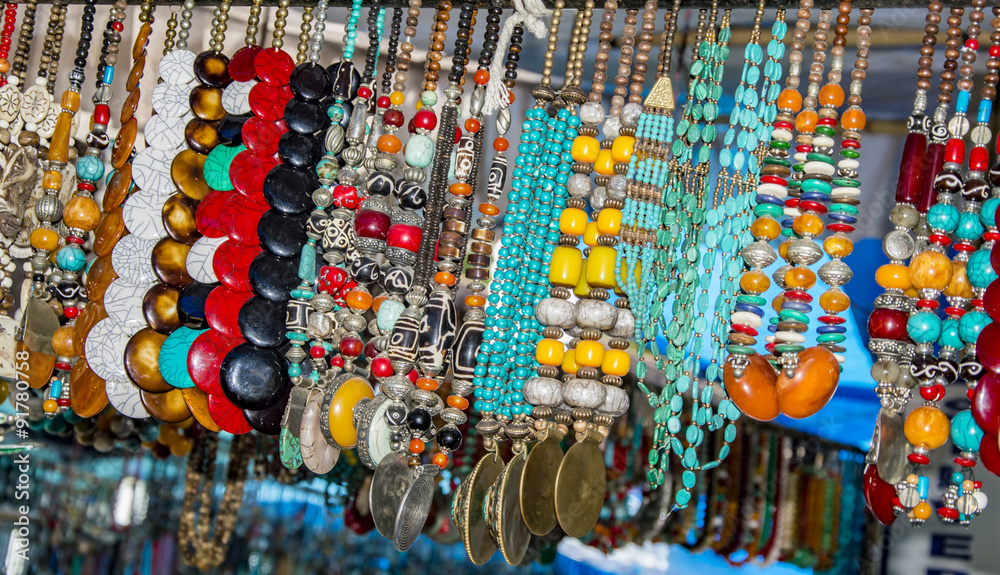 Naklejka premium Sprzedam naszyjnik z koralików