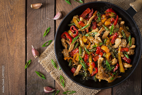 Canvas Print Stir fry chicken, sweet peppers and green beans. Top view