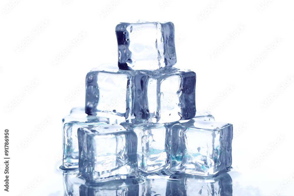 Obraz premium Ice cubes isolated on white