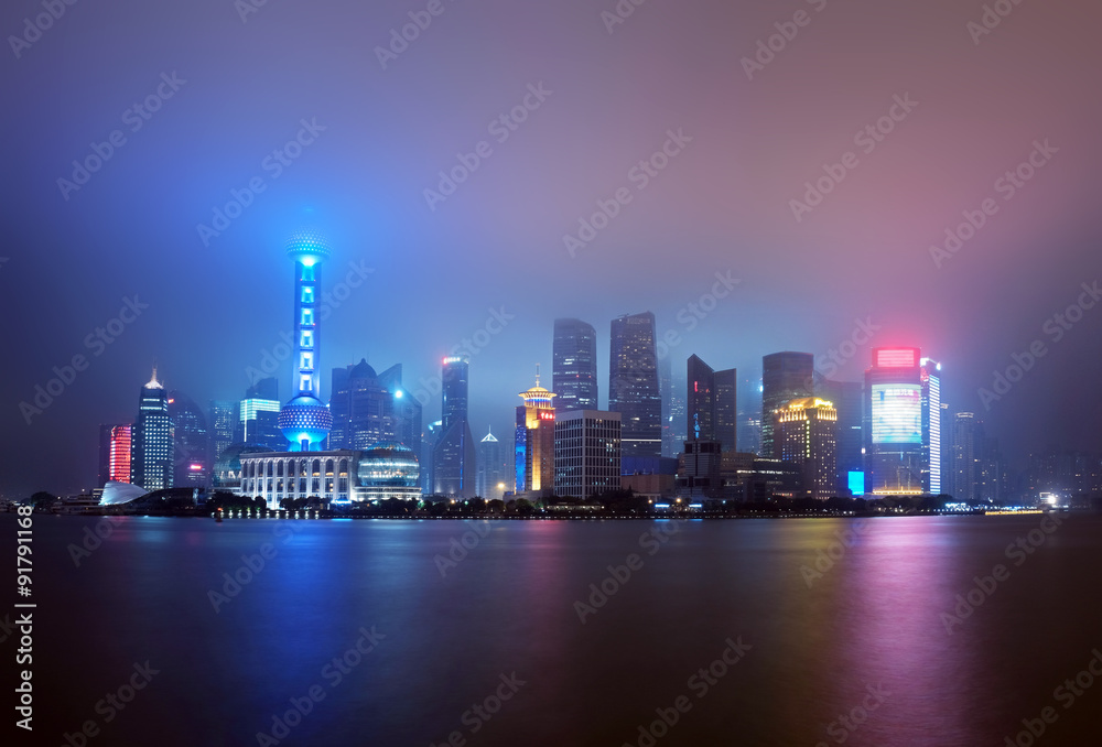 Fototapeta premium Skyline von Shanghai (Stadtbezirk Pudong) bei Nacht