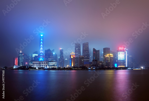 Skyline von Shanghai  Stadtbezirk Pudong  bei Nacht