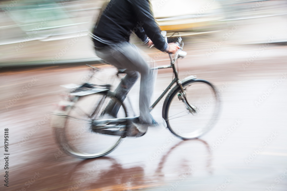 Radfahrer bei Regenwetter in Bewegungsunschärfe Radfahrer bei Regenwetter in Bewegungsunschärfe