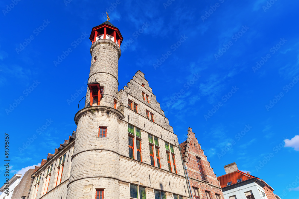 historisches Gebäude mit Turm am Vrijdagsmarkt in Gent, Belgien