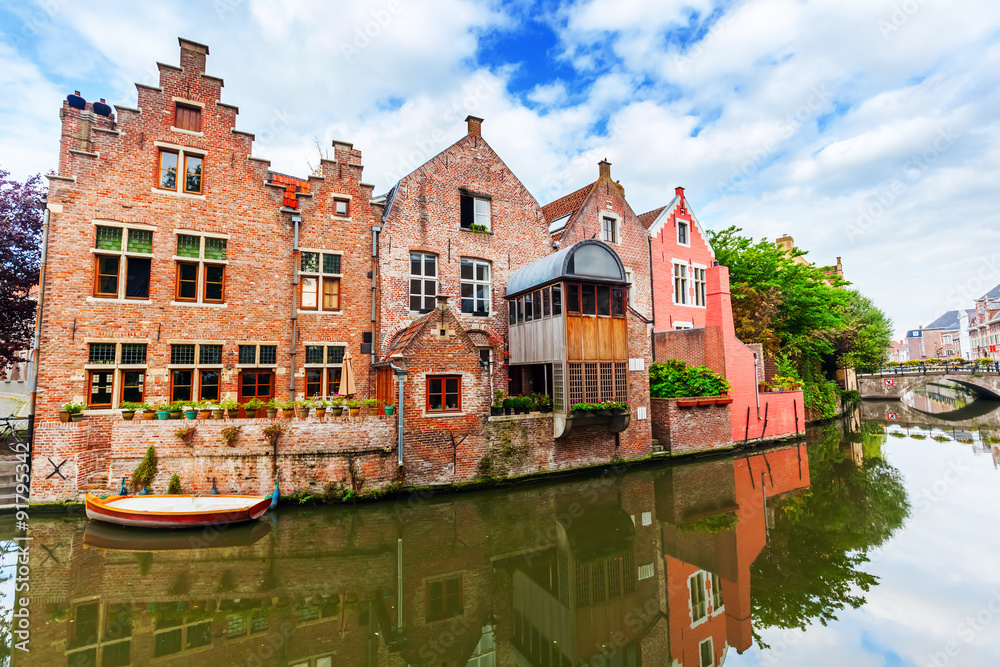 alte Reihenhäuser entlang eines Kanals in Gent, Belgien
