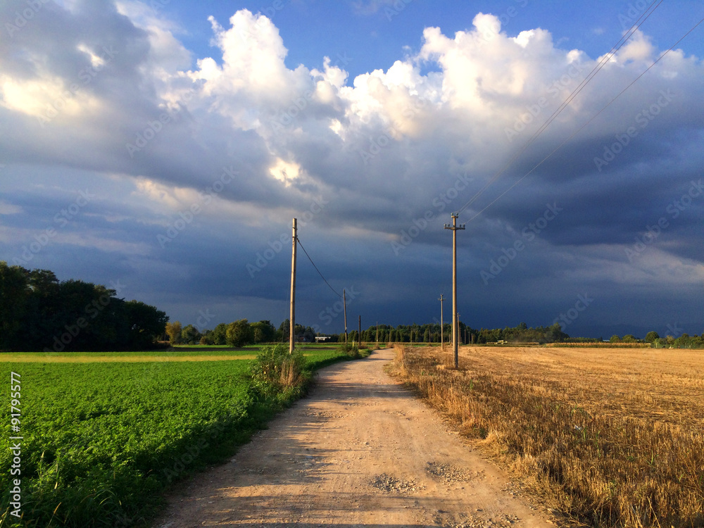 Fototapeta premium Un tramonto in campagna prima del temporale. italia