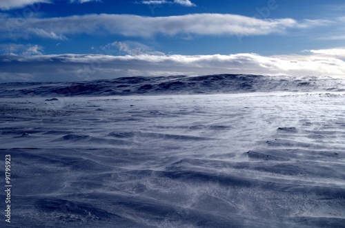 Blauer Himmel über Island zur Winterzeit