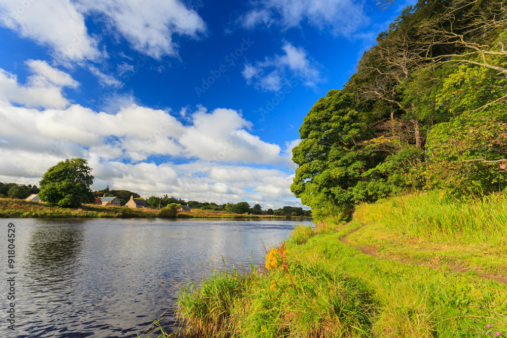 Fototapeta premium Beautiful Scene of River Dee - Aberdeenshire Aberdeen Scotland,