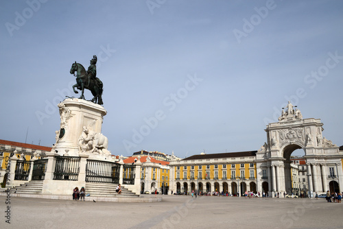 Place du commerce à Lisbonne et statue du  roi Joseph 1er du Portugal 