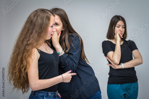 Canvastavla Girls gossiping, discuss his girlfriend
