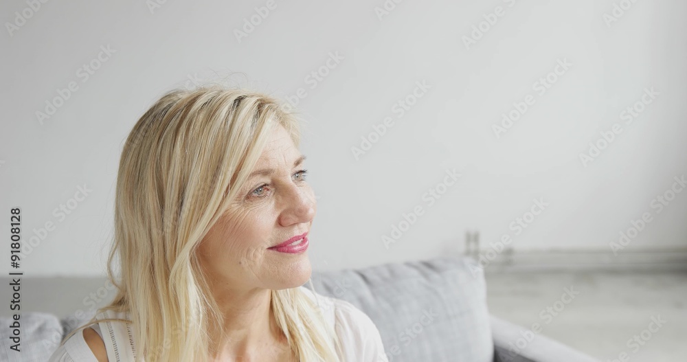 ältere frau schaut sich in ihrer neuen wohnung um ältere frau schaut sich in ihrer neuen wohnung um