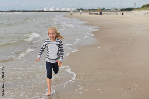Obraz na płótnie little girl w salonie