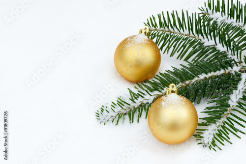Goldene  Weihnachtskugeln im Schnee