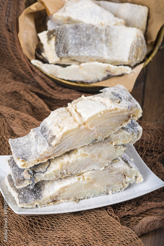 Fényképezés Lomos de bacalao salado cortados, pescado seco conservado en sal sobre fondo de