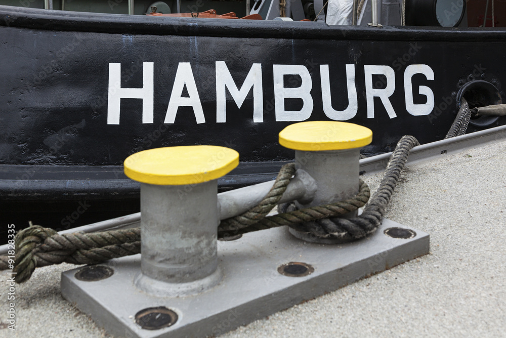 Obraz premium Aufschrift HAMBURG auf Schiff am Pier, selektive Schärfe