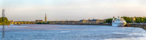 Tableau sur toile View of Bordeaux city with the river Garonne - Aquitaine, France