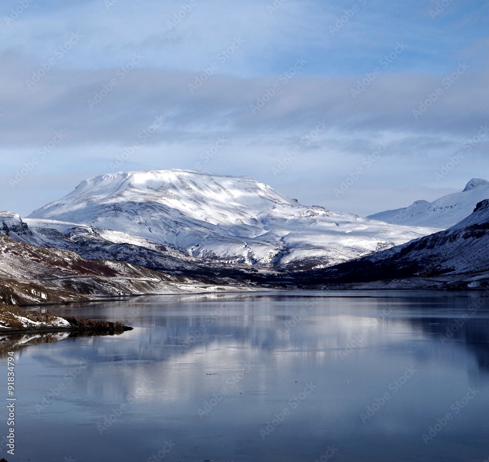 Spiegelbild schneebedeckter Berg im See