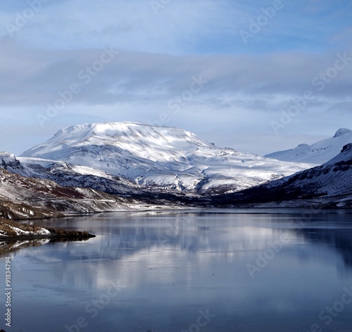 Fototapeta Naklejka Na Ścianę i Meble -  Spiegelbild schneebedeckter Berg im See