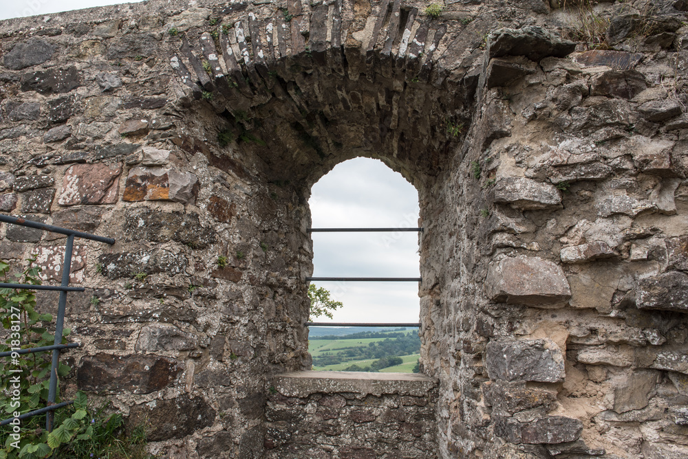 Blick aus dem Fenster einer Burgruine
