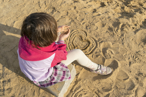 Девочка на пляже нарисовала сердце