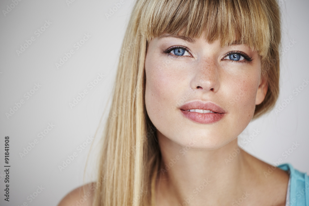 Blue eyed blond woman in portrait - obrazy, fototapety, plakaty 
