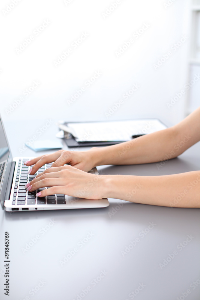 Naklejka premium Close up of business woman hands typing on laptop computer